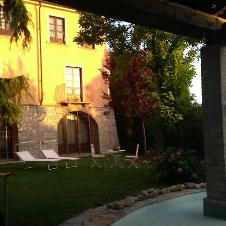 Spineto House Pensión 4*